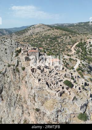 Eine Luftaufnahme der mittelalterlichen verlassenen Stadt auf einem felsigen Hügel in Anavatos, Chios, Griechenland Stockfoto