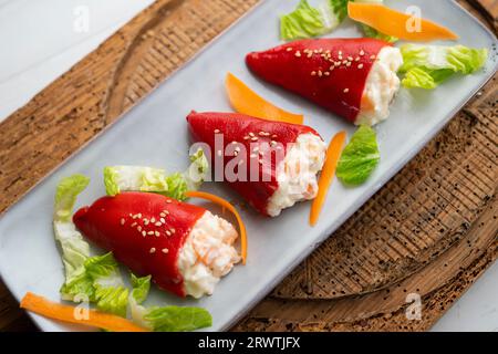 Piquillo-Paprika, gefüllt mit Mayonnaise und Garnelen. Traditionelle spanische Tapas. Stockfoto