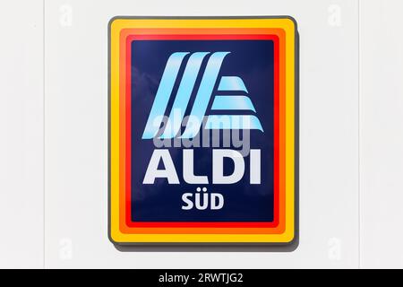 Stuttgart, Deutschland - 30. Juli 2023: Aldi Süd-Logo-Schild auf einem Discounter-Shop in Stuttgart, Deutschland. Stockfoto