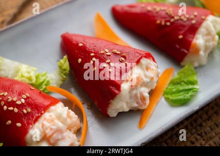 Piquillo-Paprika, gefüllt mit Mayonnaise und Garnelen. Traditionelle spanische Tapas. Stockfoto