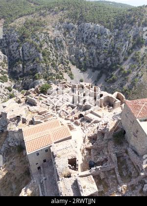 Eine Luftaufnahme der mittelalterlichen verlassenen Stadt auf einem felsigen Hügel in Anavatos, Chios, Griechenland Stockfoto