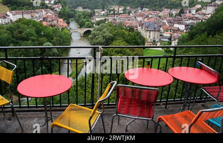 Terrasse mit Blick auf den Fluss Sarine und das Stadtbild von Freiburg in der Schweiz Stockfoto