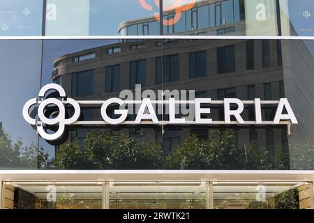 Frankfurt, Deutschland - 18. Juli 2023: Galeria-Logo auf einem Markenshop in Frankfurt, Deutschland. Stockfoto