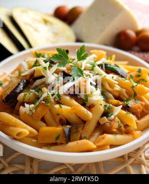 Macaroni alla norma. Italienisches Pasta-Rezept mit Tomaten und gerösteten Auberginen. Stockfoto