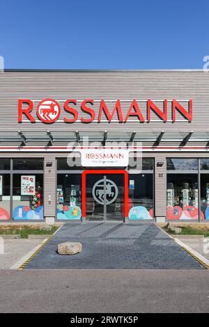 Stuttgart, Deutschland - 30. Juli 2023: Rossmann Drogeriemarkt in Stuttgart, Deutschland. Stockfoto