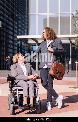 Geschäftsmann und Geschäftsfrau lächeln und reden Stockfoto