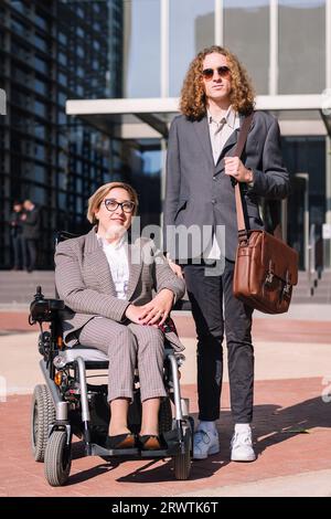 Geschäftsmann und Geschäftsfrau, die sich die Kamera ansehen Stockfoto