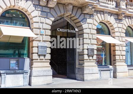 Zürich, Schweiz - 10. August 2023: Firmensitz der Credit Suisse Bank am Paradeplatz in Zürich, Schweiz. Stockfoto