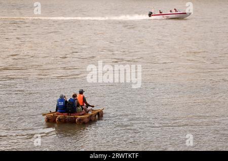 (230921) -- LANZHOU, 21. September 2023 (Xinhua) -- Touristen nehmen ein Lammfellfloß auf dem Gelben Fluss in Lanzhou, nordwestchinesische Provinz Gansu, 5. September 2023. Niu Qiang, ein Floßarbeiter aus Huining in der nordwestchinesischen Provinz Gansu, erledigt die Arbeit seit 27 Jahren, seit 16 Jahren, auf dem Lanzhou-Abschnitt des Gelben Flusses. Seit 2.000 Jahren werden Schaffellflöße für den Transport von Gütern auf dem Yellow River verwendet. Mit der Entwicklung der Wirtschaft und des Transportwesens nimmt die Anzahl der Flöße mit der Zeit allmählich ab, und die Transportform ist heute zu einem touristischen Attra geworden Stockfoto