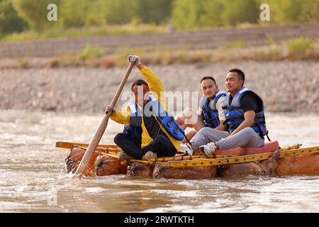 (230921) -- LANZHOU, 21. September 2023 (Xinhua) -- Niu Qiang trägt Touristen mit einem Lammfellfloß auf dem Gelben Fluss in Lanzhou, nordwestchinesische Provinz Gansu, 5. September 2023. Niu Qiang, ein Floßarbeiter aus Huining in der nordwestchinesischen Provinz Gansu, erledigt die Arbeit seit 27 Jahren, seit 16 Jahren, auf dem Lanzhou-Abschnitt des Gelben Flusses. Seit 2.000 Jahren werden Schaffellflöße für den Transport von Gütern auf dem Yellow River verwendet. Mit der Entwicklung der Wirtschaft und des Transportwesens nimmt die Anzahl der Flöße mit der Zeit allmählich ab, und die Transportform hat sich heute geändert Stockfoto