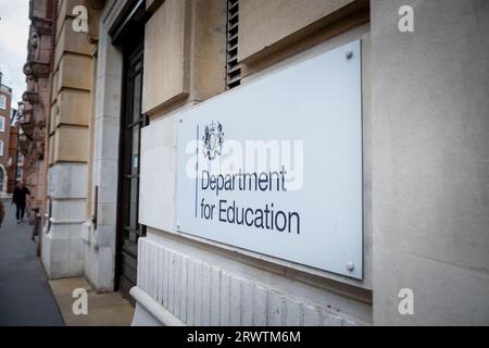 LONDON – 18. SEPTEMBER 2023: Department for Education UK Government Office in Westminster, Außeneingang und Beschilderung. Stockfoto