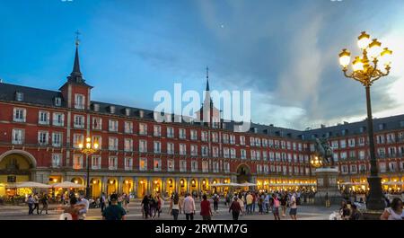 Madrid, Spanien - 4. Juni 2017: Touristen auf der Plaza Mayor. Plaza Mayor, Puerta del Sol Stockfoto