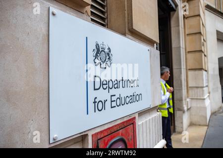 LONDON – 18. SEPTEMBER 2023: Department for Education UK Government Office in Westminster, Außeneingang und Beschilderung. Stockfoto