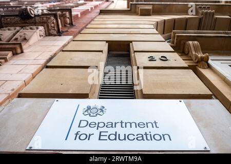 LONDON – 18. SEPTEMBER 2023: Department for Education UK Government Office in Westminster, Außeneingang und Beschilderung. Stockfoto