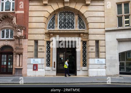 LONDON – 18. SEPTEMBER 2023: Department for Education UK Government Office in Westminster, Außeneingang und Beschilderung. Stockfoto