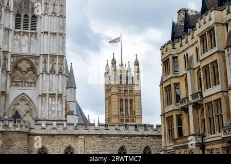 LONDON, 18. SEPTEMBER 2023: Blick auf die Houses of Parliament mit der Flagge der British Union Stockfoto