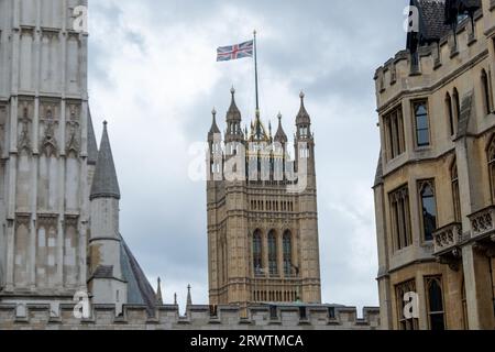 LONDON, 18. SEPTEMBER 2023: Blick auf die Houses of Parliament mit der Flagge der British Union Stockfoto