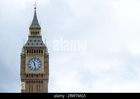 LONDON, 18. SEPTEMBER 2023: Elizabeth Tower Houses of Parliament mit Kopierraum am Himmel Stockfoto