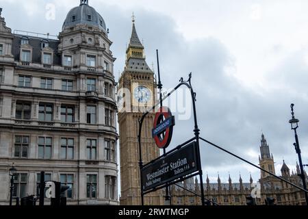 LONDON, 18. SEPTEMBER 2023: Houses of Parliament Building und Westminster U-Bahnstation Stockfoto