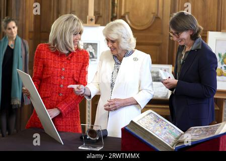 Brigitte Macron (links) und Königin Camilla (Mitte) mit Präsidentin der französischen Nationalbibliothek, Laurence Engel (rechts), im Vorfeld der Eröffnung eines neuen britischen Literaturpreises, des Entente-Litteraire-Preises, während eines Empfangs in der Bibliotheque nationale de France (BnF) in Paris am zweiten Tag des Staatsbesuchs in Frankreich. Bilddatum: Donnerstag, 21. September 2023. Stockfoto