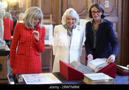 Brigitte Macron (links) und Königin Camilla (Mitte) mit Präsidentin der französischen Nationalbibliothek, Laurence Engel (rechts), im Vorfeld der Eröffnung eines neuen britischen Literaturpreises, des Entente-Litteraire-Preises, während eines Empfangs in der Bibliotheque nationale de France (BnF) in Paris am zweiten Tag des Staatsbesuchs in Frankreich. Bilddatum: Donnerstag, 21. September 2023. Stockfoto