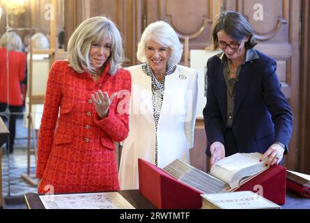 Brigitte Macron (links) und Königin Camilla (Mitte) mit Präsidentin der französischen Nationalbibliothek, Laurence Engel (rechts), im Vorfeld der Eröffnung eines neuen britischen Literaturpreises, des Entente-Litteraire-Preises, während eines Empfangs in der Bibliotheque nationale de France (BnF) in Paris am zweiten Tag des Staatsbesuchs in Frankreich. Bilddatum: Donnerstag, 21. September 2023. Stockfoto