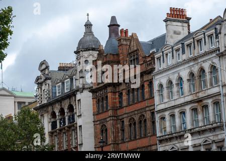 LONDON, 18. SEPTEMBER 2023: Architektur der Whitehall Road zwischen Gebäuden der britischen Regierung in Westminster SW1 Stockfoto
