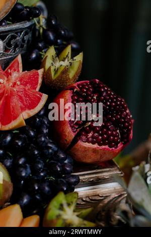 Eine Auswahl an frischem Obst, das ordentlich auf einer Tischplatte angeordnet ist. Stockfoto