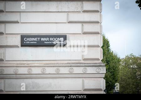 LONDON, 18. SEPTEMBER 2023: Schild für die Cabinet war Rooms, eine beliebte Touristenattraktion in Whitehall, Westminster Stockfoto