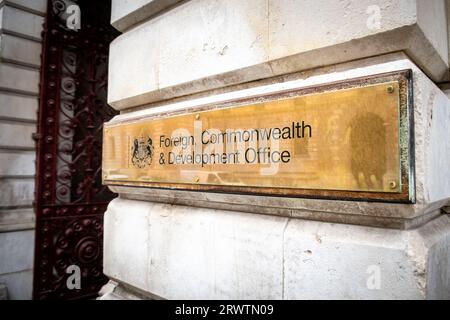 LONDON – 18. SEPTEMBER 2023: Foreign, Commonwealth & Development Office, UK Government Building Exterieur Signage – befindet sich in Whitehall, Westminster Stockfoto