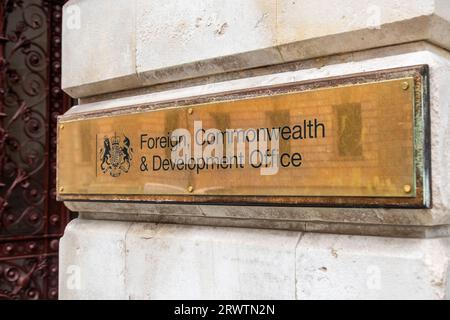 LONDON – 18. SEPTEMBER 2023: Foreign, Commonwealth & Development Office, UK Government Building Exterieur Signage – befindet sich in Whitehall, Westminster Stockfoto