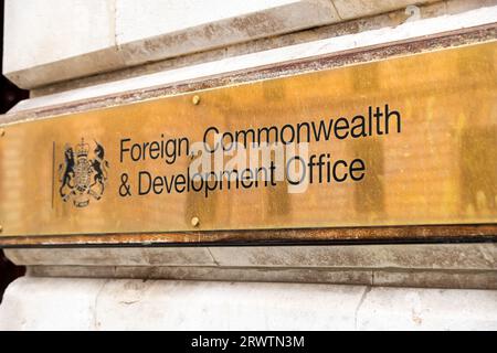 LONDON – 18. SEPTEMBER 2023: Foreign, Commonwealth & Development Office, UK Government Building Exterieur Signage – befindet sich in Whitehall, Westminster Stockfoto