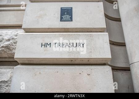 LONDON – 18. SEPTEMBER 2023: Gebäude des britischen Finanzministeriums in Westminster, London Stockfoto