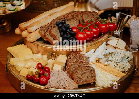 Eine handwerklich hergestellte Platte mit verschiedenen Wurstwaren, handwerklichem Brot und einer Auswahl an Käsesorten. Stockfoto