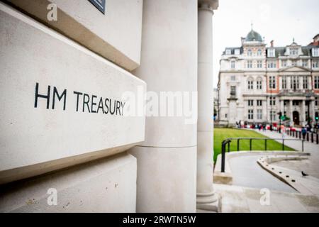 LONDON – 18. SEPTEMBER 2023: Gebäude des britischen Finanzministeriums in Westminster, London Stockfoto