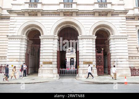 LONDON – 18. SEPTEMBER 2023: Foreign, Commonwealth & Development Office, UK Government Building Exterieur Signage – befindet sich in Whitehall, Westminster Stockfoto