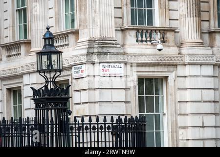 LONDON, 18. SEPTEMBER 2023: Whitehall and Downing Street Sign, Sitz der Regierung des Vereinigten Königreichs Stockfoto