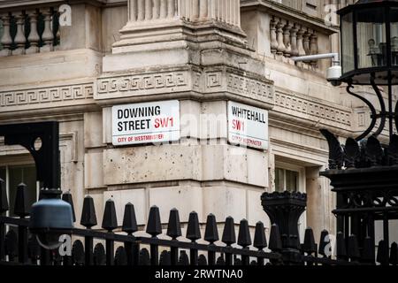 LONDON, 18. SEPTEMBER 2023: Whitehall and Downing Street Sign, Sitz der Regierung des Vereinigten Königreichs Stockfoto