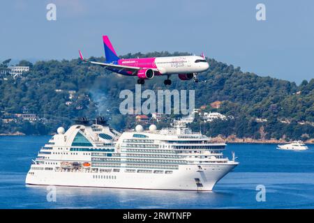 Skiathos, Griechenland - 30. Juni 2023: Wizzair Airbus A321neo Flugzeug am Skiathos Flughafen (JSI) in Griechenland. Stockfoto