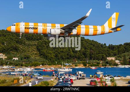 Skiathos, Griechenland - 28. Juni 2023: Condor Airbus A321 am Skiathos Airport (JSI) in Griechenland. Stockfoto