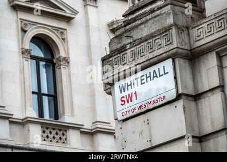 LONDON – 18. SEPTEMBER 2023: Whitehall Street Sign, Road in the City of Westminster und HQ zu vielen Regierungsbüros in Großbritannien Stockfoto