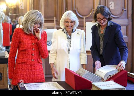 Brigitte Macron (links) und Königin Camilla (Mitte) mit Präsidentin der französischen Nationalbibliothek, Laurence Engel (rechts), im Vorfeld der Eröffnung eines neuen britischen Literaturpreises, des Entente-Litteraire-Preises, während eines Empfangs in der Bibliotheque nationale de France (BnF) in Paris am zweiten Tag des Staatsbesuchs in Frankreich. Bilddatum: Donnerstag, 21. September 2023. Stockfoto