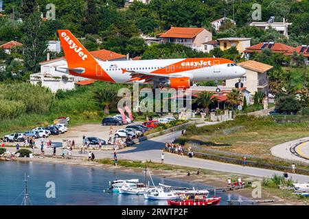 Skiathos, Griechenland - 30. Juni 2023: EasyJet Airbus A319 Flugzeug am Skiathos Flughafen (JSI) in Griechenland. Stockfoto