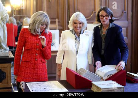 Brigitte Macron (links) und Königin Camilla (Mitte) mit Präsidentin der französischen Nationalbibliothek, Laurence Engel (rechts), im Vorfeld der Eröffnung eines neuen britischen Literaturpreises, des Entente-Litteraire-Preises, während eines Empfangs in der Bibliotheque nationale de France (BnF) in Paris am zweiten Tag des Staatsbesuchs in Frankreich. Bilddatum: Donnerstag, 21. September 2023. Stockfoto