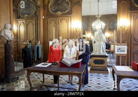 Brigitte Macron (links) und Königin Camilla (Mitte) mit Präsidentin der französischen Nationalbibliothek, Laurence Engel (rechts), im Vorfeld der Eröffnung eines neuen britischen Literaturpreises, des Entente-Litteraire-Preises, während eines Empfangs in der Bibliotheque nationale de France (BnF) in Paris am zweiten Tag des Staatsbesuchs in Frankreich. Bilddatum: Donnerstag, 21. September 2023. Stockfoto