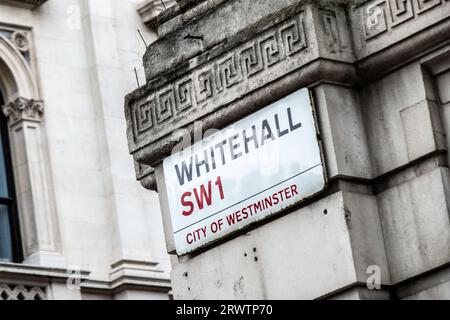 LONDON – 18. SEPTEMBER 2023: Whitehall Street Sign, Road in the City of Westminster und HQ zu vielen Regierungsbüros in Großbritannien Stockfoto