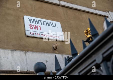 LONDON – 18. SEPTEMBER 2023: Whitehall Street Sign, Road in the City of Westminster und HQ zu vielen Regierungsbüros in Großbritannien Stockfoto