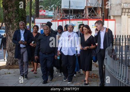 London, England, Großbritannien. September 2023. Chris Kabas Eltern FLORIEREN und HELEN Kaba kommt mit weiteren Familienmitgliedern vor dem Prozess gegen einen Polizisten, der im vergangenen Jahr in South London ihren 24-jährigen Sohn getötet hat, am Westminster Magistrates Court an. (Bild: © Tayfun Salci/ZUMA Press Wire) NUR REDAKTIONELLE VERWENDUNG! Nicht für kommerzielle ZWECKE! Stockfoto