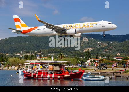 Skiathos, Griechenland - 27. Juni 2023: Sunclass Airbus A321 am Skiathos Airport (JSI) in Griechenland. Stockfoto