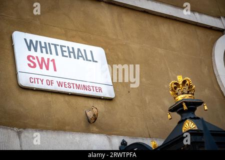 LONDON – 18. SEPTEMBER 2023: Whitehall Street Sign, Road in the City of Westminster und HQ zu vielen Regierungsbüros in Großbritannien Stockfoto